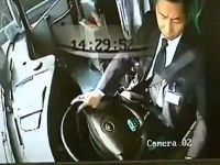 運転中に携帯電話のメールに夢中になっていたバスの運転手が事故を起こす映像