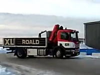 このトラックただドリフトしているだけかと思ったらスゲエ！ケン・ブロックかよ