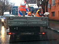 ウクライナの交通局の適当な仕事っぷりｗｗｗ融雪剤の撒き方が酷いビデオ。