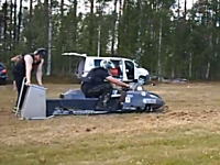 これはヤベえｗｗｗスノーモービルを草の上で走らせると驚きの速さにｗｗｗ