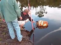 大人の危険な火遊び。プロパンガスボンベをライフルで狙撃してみたドーン。