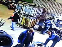 大型タイヤの恐ろしさ。整備中のタイヤが爆発して整備士の男性を吹き飛ばす。