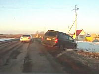 車でずこーんと当ててナイフvsスコップ。ロシアのこのドラレコ車載がGTAすぎる