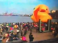 台湾の港で巨大アヒルちゃん死亡の瞬間が激撮される(´･_･`)これは悲しい。