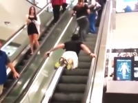 これはなかなか真似できない。カッコ良いエスカレーターの乗り方やってみた