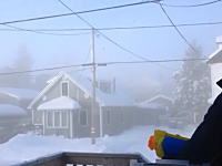 極寒の地カナダ。−41度の世界で水鉄砲を撃つとどうなる？こうなります動画