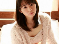 小池里奈 岩場、水色のビキニ水着を着て手足の長いスレンダーボディをキュートに魅せる