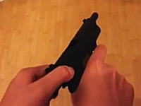 えっ！？なにこれ酷い・・・。エアガンで妹を狙撃するお兄ちゃんが極悪。