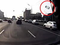 車内でライターガスを吸っていたらドーン！⇒フロントガラスが吹き飛ぶ。