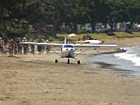 ビーチから離陸しようとした小型飛行機が波打ち際に足を取られてぶっ壊れる