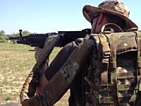 バックパックから弾丸を供給して5.56mm弾を800発連射できる軽機関銃システム