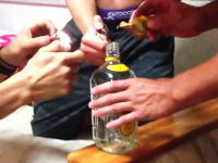 村田くんたちの挑戦。サントリー角瓶にロケット花火を入れてみた6秒動画ｗｗ