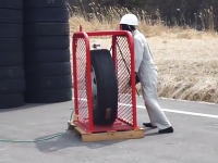 恐ろし実験。空気を入れている最中の大型タイヤがバーストすると(((ﾟДﾟ)))