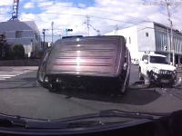 撮影者の目の前で起きた事故で軽四が横転してしまう。巻き込まれなくて良かった。