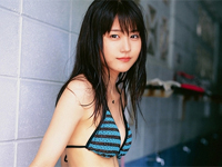 有村架純 黒のレオタード水着姿で横たわったり、海に続く道ばたでブルーのビキニを着てポーズ