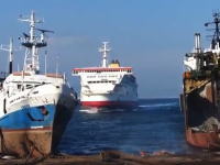 大きな船が陸に突っ込んでくる迫力の映像。これは船の墓場的なところかな。