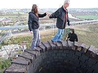 煙突のてっぺんでお散歩してみた・・・。想像するだけでガクブル高所恐怖症動画