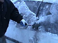 豪快すぎる・・・。極寒の地では新車を買ってもすぐボコボコになりそう動画。