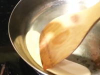 アツアツに熱したフライパンにビールを注ぐとどうなる？こうなります動画。