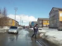 車を避ける為に端っこに寄ろうとした少年が可愛そうな事になってしまうビデオｗ