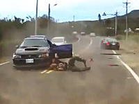 事故の瞬間ドライブレコーダー。車から投げ出された人が自らの車に轢かれる