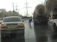 これは自殺未遂か？動き出すトレーラーの目の前にダイブする男性の映像。