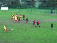 サッカー動画。ゴールを決めて喜びまくってたヤツが一発レッドカードにｗｗｗ