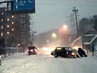 大雪の日の神奈川〜東京を走ってみた動画。慣れない雪に四苦八苦する人たち。