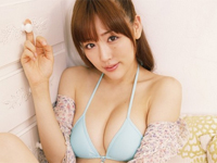 柴小聖 ナースコスプレ、ソファの上でパンスト姿になってセクシーポーズ