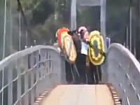 棺桶を担いだ葬儀の列が渡っていた吊り橋が崩壊し8名が死亡30名が怪我をした事故の瞬間