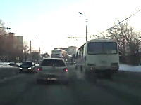 海外でトヨタヴィッツとカローラが巻き込まれた事故の瞬間がKOEE！ビックリ注意