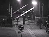 遮断機の下りた踏み切りを渡ろうとして死にかけた女性。内側で余裕ぶっこく男性も。