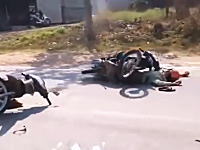 飲酒運転か？フラフラしていたバイクが対向車のバイクと正面衝突を起こす瞬間