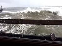 大波直撃レストランの一番近い席から撮影されたビデオがあったったｗｗｗｗ