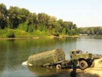 特殊な軍用車両ってカッコイイ動画。橋のない川に軍橋を架ける架橋車両の映像