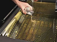 170℃の油に水を注いでもジュワッン！とならない動画。日本の技術ぱねえ。