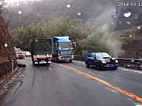 事故現場。脱輪したトラックのタイヤが直撃したインプ。それって例のリコール隠し？