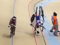 これは痛い痛すぎる。自転車トラックレースで起きたショッキングな事故の映像。