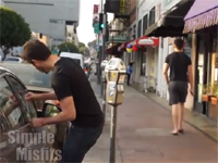 白人と黒人、クルマを盗む仕草をした時の街の人々の反応の違い