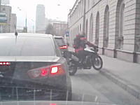 シュールな事故動画。おいライダーよどこへ行くｗｗｗアクセス操作は慎重に。