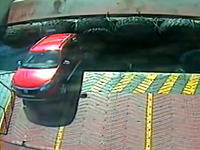 動き出したフェリーに乗り込もうとした車が海に落下。5歳の女の子が死亡してしまう事故