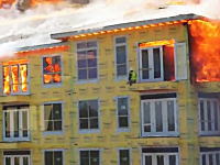 絶体絶命の大ピンチ。火災現場に一人取り残された男性がギリギリで救助される