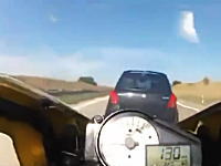 220km/h以上で走行中のバイクが車線変更してきたスイフトに追突しかける動画。