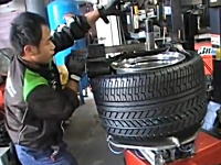 鬼の太さ。カウンタックのリアタイヤ交換がとても大変そう動画。