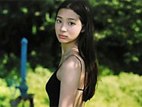 足立梨花 お庭でオレンジのビキニ水着をまとって水まき