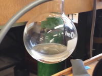 液体を沸騰させると同時に凍らせるとこうなる動画。どうなってるの教えて博士。