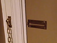 ホテルでワロタｗｗｗドアチェーンの受け口が逆についてて意味がねえ動画。