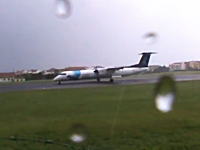 KOEEEE！激しい突風の中で着陸を強行した飛行機が恐ろしい事になっている動画