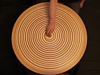 回転するテーブルに次々と描かれるネンド絵。ずっと眺めていられそうなアート。