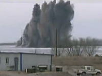 中国空軍の爆撃機が黄河の氾濫を防ぐ為に川を空爆。その映像が公開される。